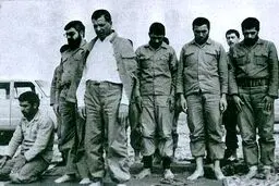 تصویر کمتر دیده شده از آیت الله هاشمی و روحانی در نماز جماعت جبهه