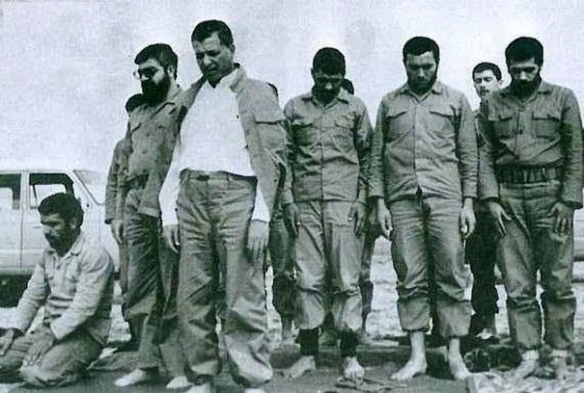 تصویر کمتر دیده شده از آیت الله هاشمی و روحانی در نماز جماعت جبهه