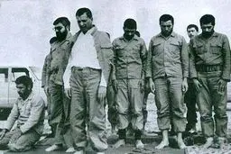 تصویر کمتر دیده شده از آیت الله هاشمی و روحانی در نماز جماعت جبهه