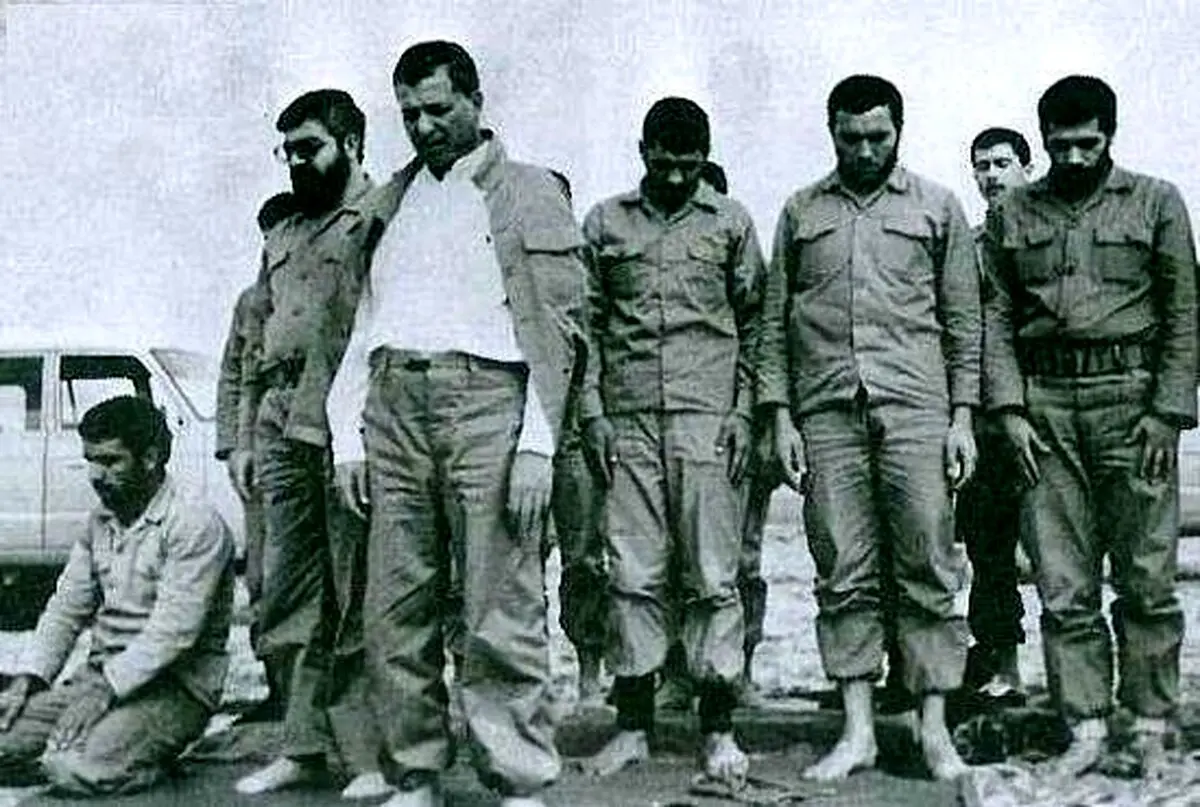 تصویر کمتر دیده شده از آیت الله هاشمی و روحانی در نماز جماعت جبهه