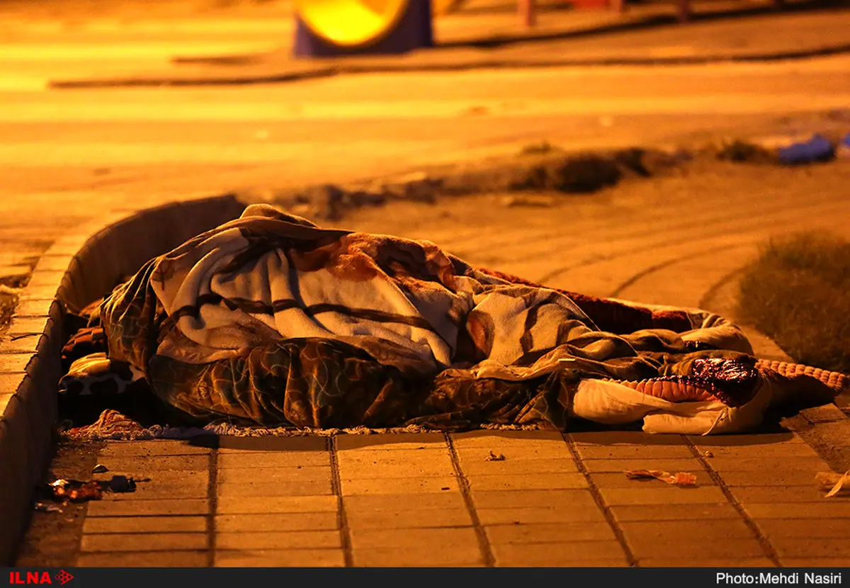 در سرمای پاییز، زلزله زدگان آواره کوچه و خیابان.../تصاویر