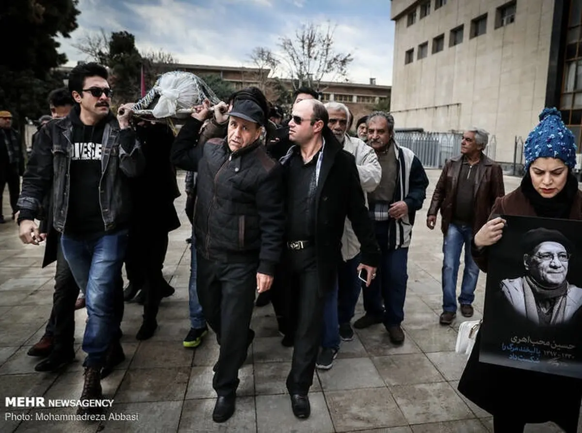 مراسم تشییع پیکر "حسین محب اهری" بازیگر سینما و تلویزیون/ تصاویر