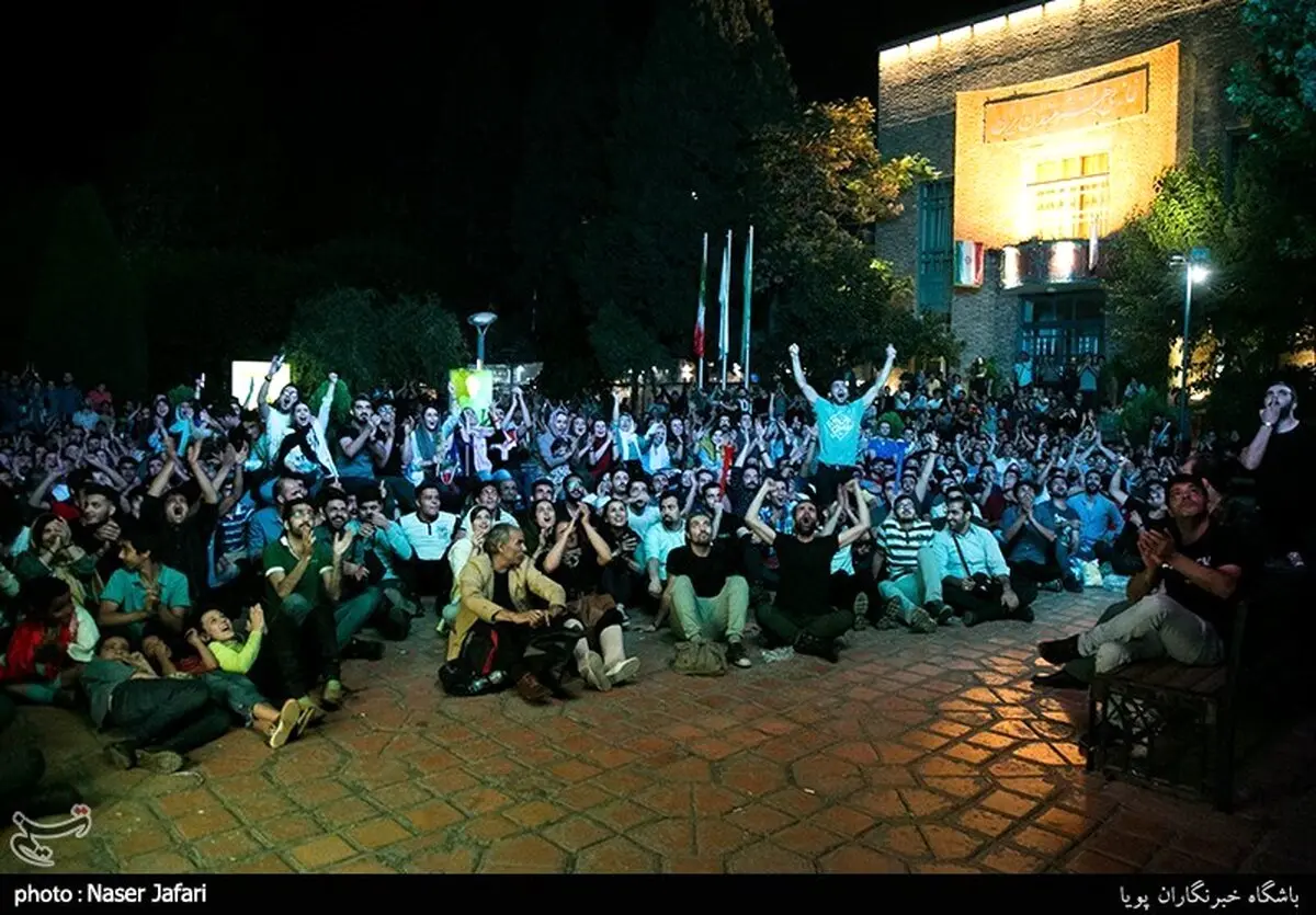 تصاویری از تماشای بازی ایران و اسپانیا در کوچه پس کوچه‌های تهران