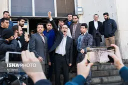 حضور بقایی و احمدی‌نژاد جلسه دادگاه را برهم ریخت/عکس