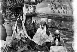 عکس‌های نایاب و تاریخی از زنان و دختران ایران در ۱۲۰ سال پیش