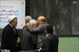 بوسه یک نماینده بر پیشانی ظریف/ عکس