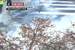 نبرد جلیقه زردها با ضد شورش ها ؛ معترضان به کاخ ریاست جمهوری رسیده اند/ آیا عمر سیاسی آقای رییس جمهور نزدیک شده است؟