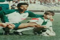 عکسی زیر خاکی از محمدرضا گلزار در کنار فیروز کریمی در زمین فوتبال