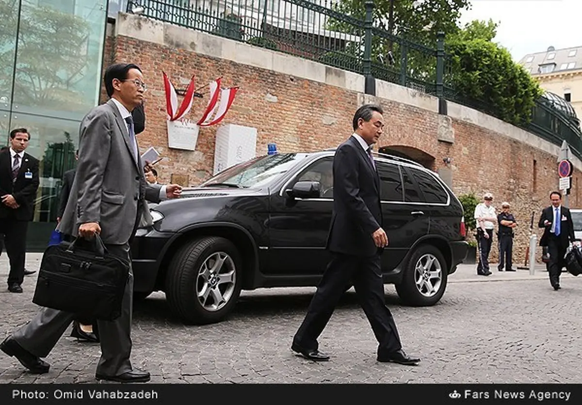 وزیرامورخارجه چین در حال ورود به محل مذاکرات/عکس