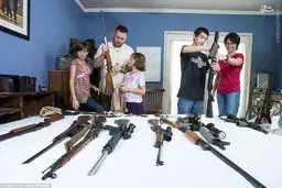 یک خانواده خیلی خیلی معمولی در امریکا! (+عکس)