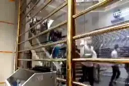 ویدئویی عجیب از هجوم مردم برای خرید ارز!