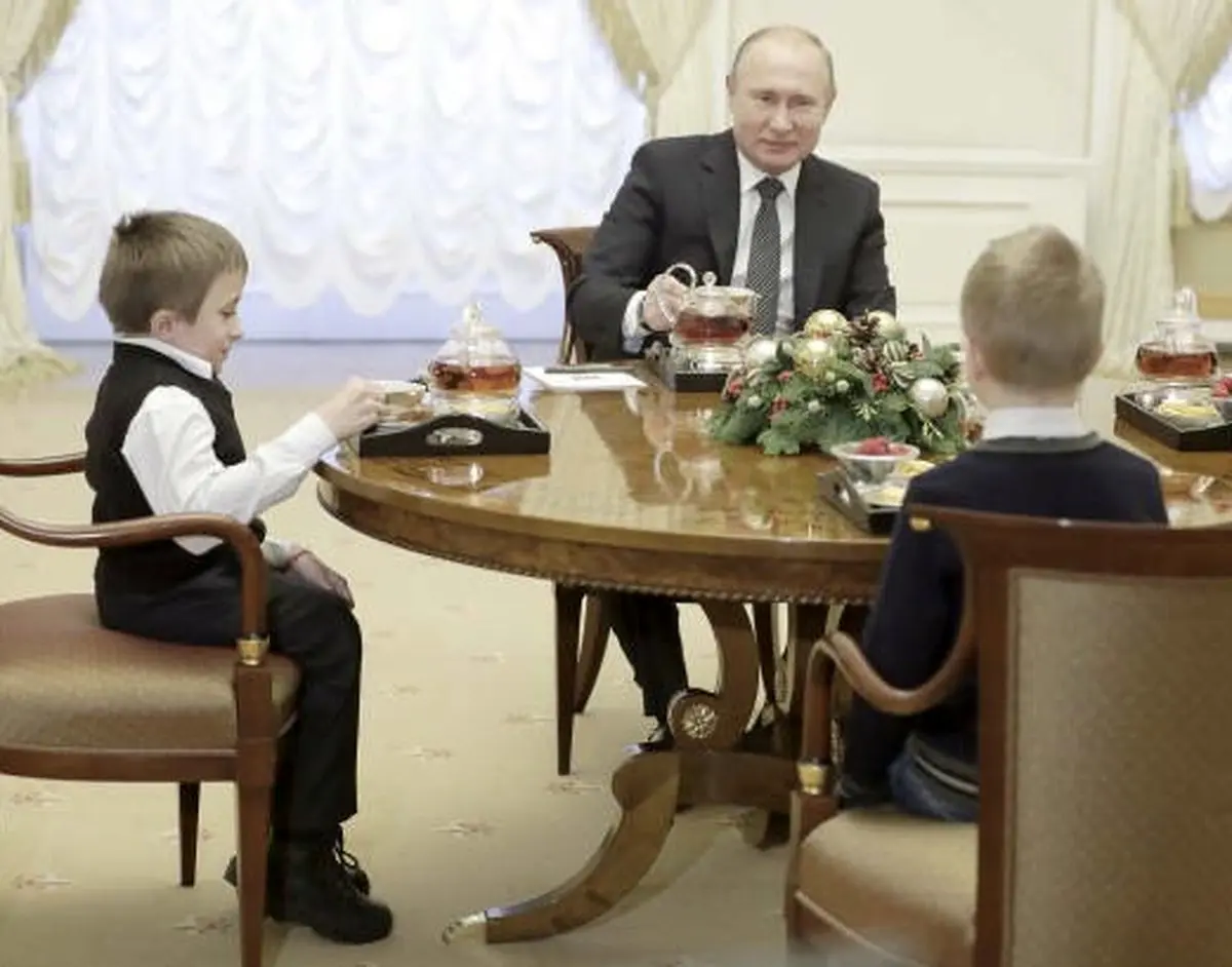 پوتین آرزوی کودک بیمار را برآورده کرد/ عکس