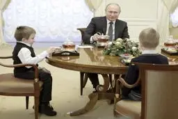 پوتین آرزوی کودک بیمار را برآورده کرد/ عکس