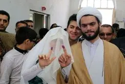 داماد طلبه و عروس‌خانم پای صندوق رأی/عکس