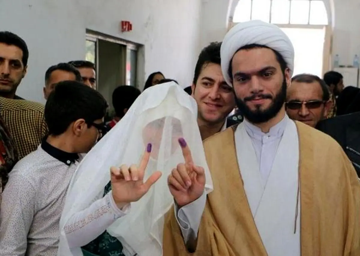 داماد طلبه و عروس‌خانم پای صندوق رأی/عکس