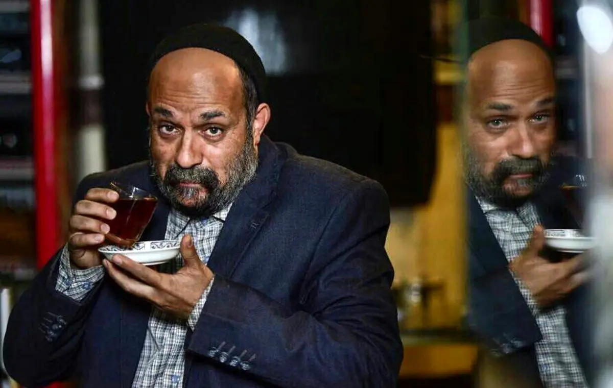 احمد مهرانفر با گريمى جالب، در نمايى از فيلم "خجالت نکش"/عکس