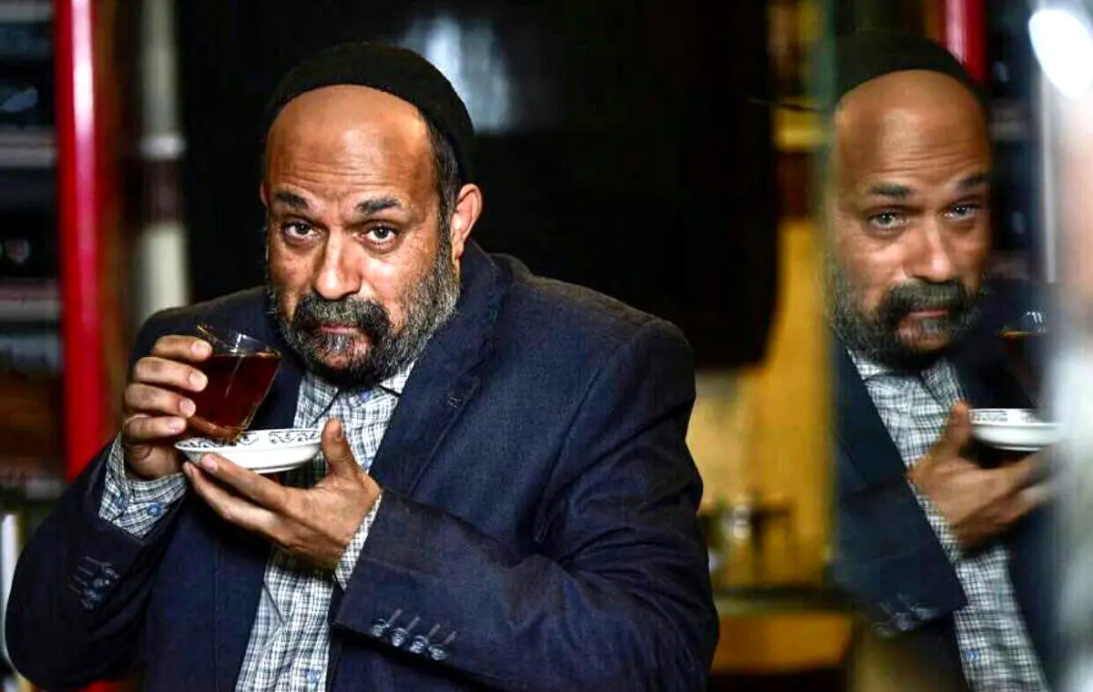احمد مهرانفر با گريمى جالب، در نمايى از فيلم "خجالت نکش"/عکس