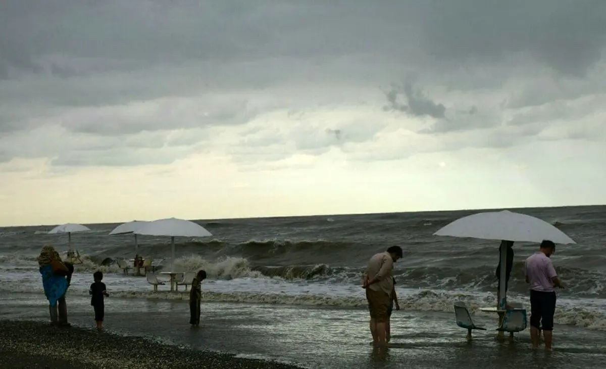 تصاویری از خسارت امواج خزر در آستارا