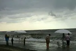 تصاویری از خسارت امواج خزر در آستارا