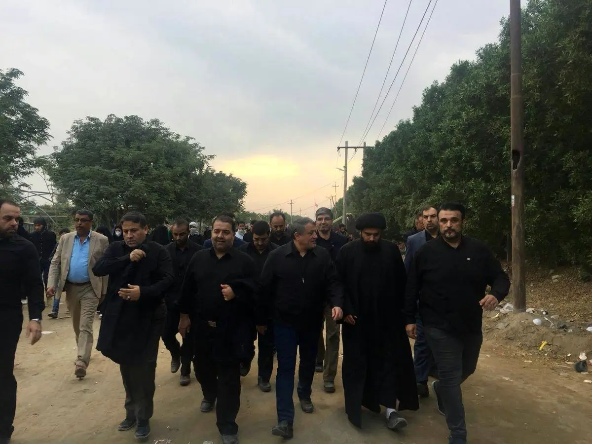 تصویری از محسن هاشمی رفسنجانی در مسیر نجف اشرف به کربلا معلی