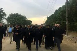 تصویری از محسن هاشمی رفسنجانی در مسیر نجف اشرف به کربلا معلی