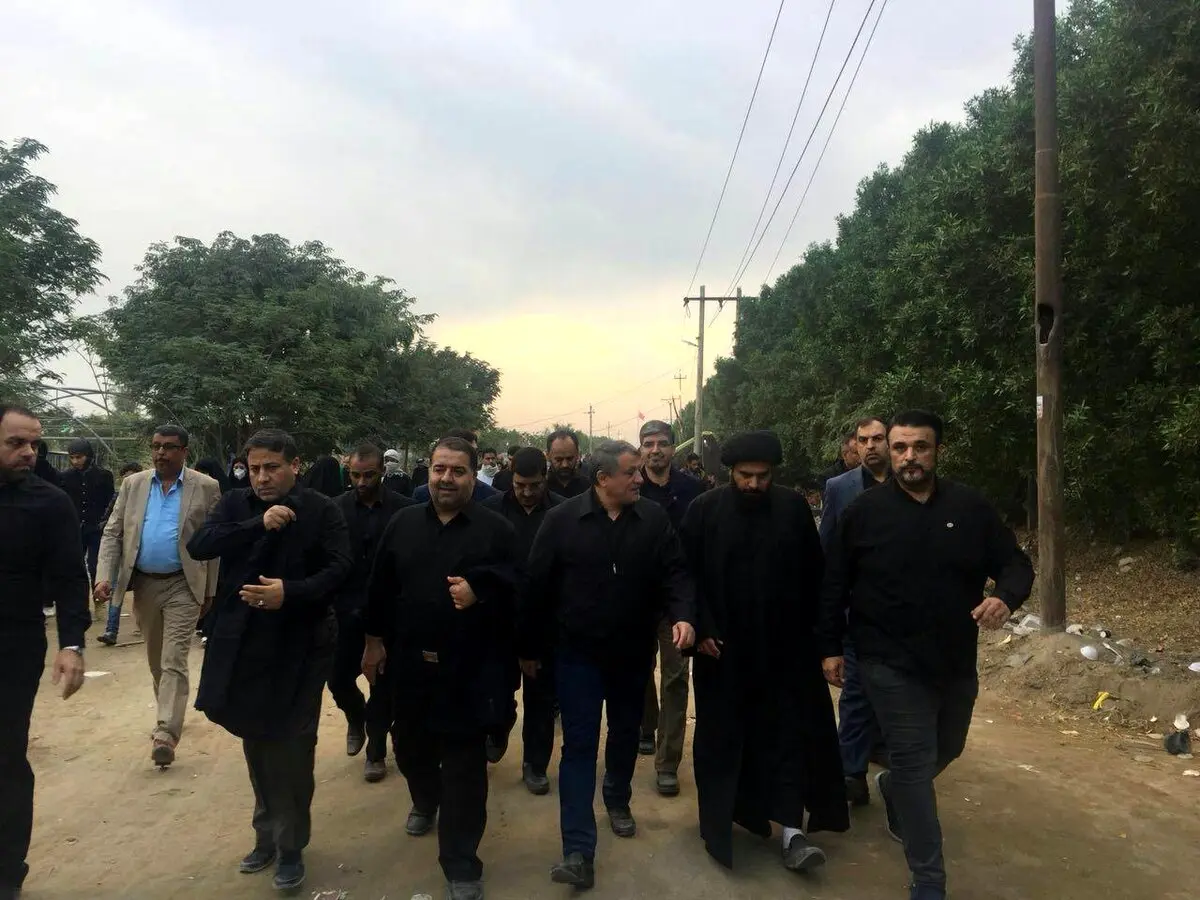 تصویری از محسن هاشمی رفسنجانی در مسیر نجف اشرف به کربلا معلی