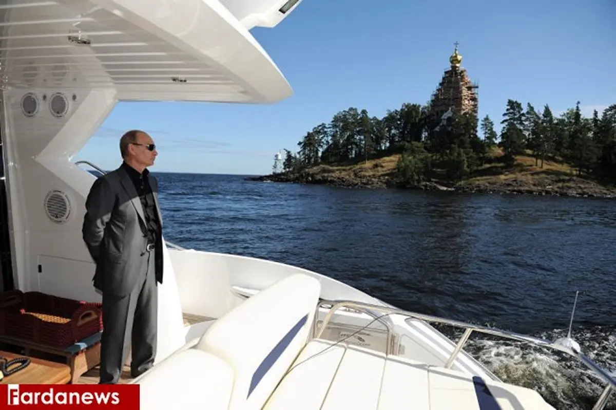 پوتین سوار بر قایق تفریحی/ عکس