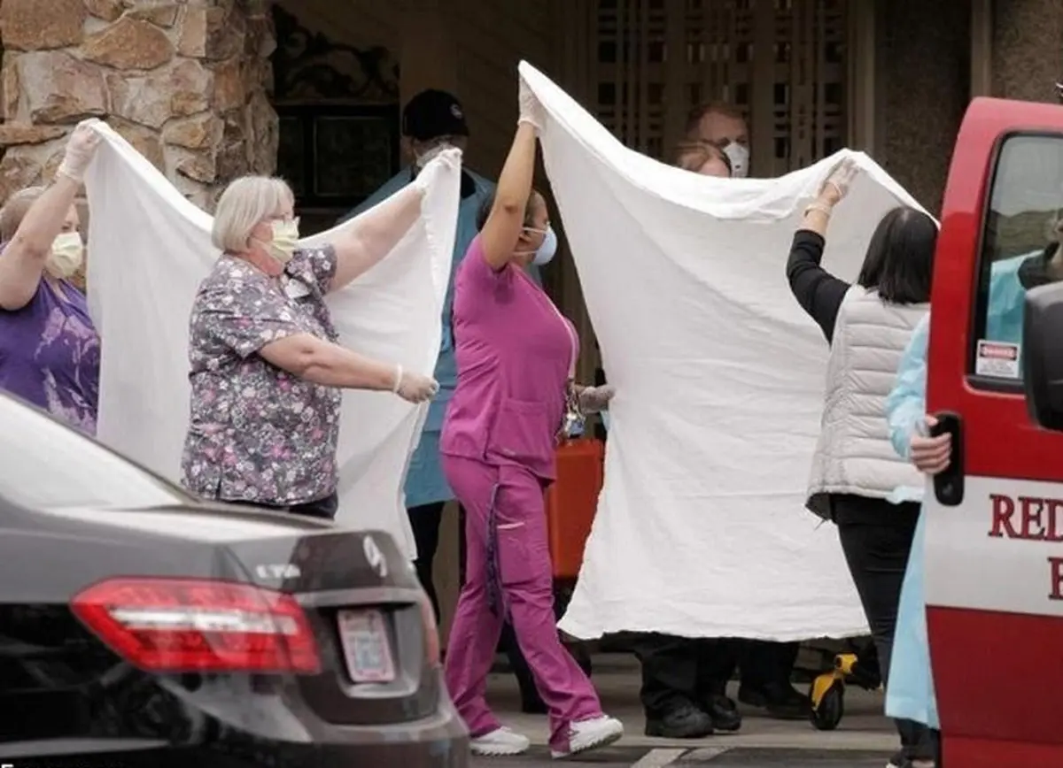 روش جالب مخفی کردن بیماران کرونایی از چشم عکاسان در آمریکا! + عکس