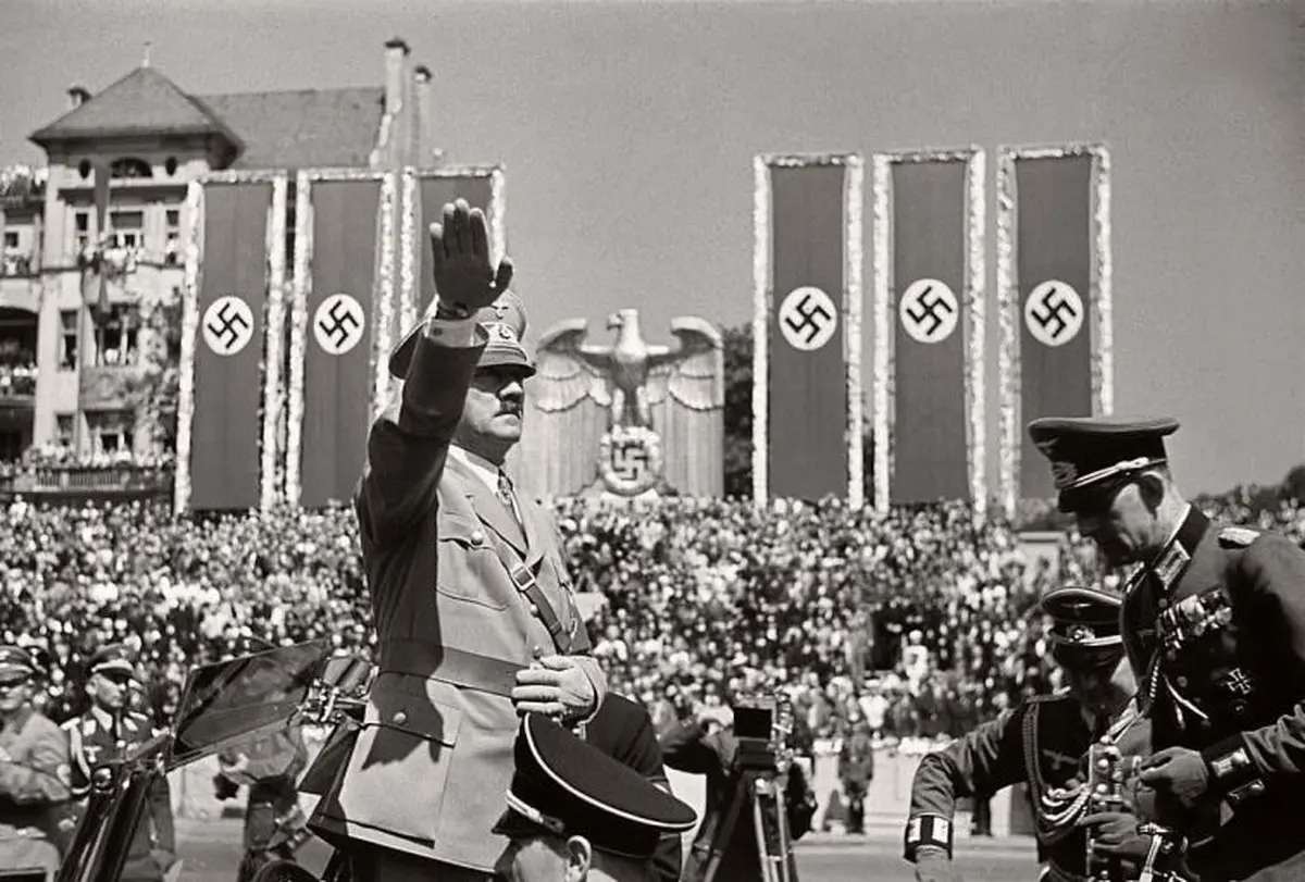 عکس / آدولف هیتلر در حال ادای احترام به نیروهای درگیر در جنگ داخلی اسپانیا در سال ۱۹۳۹