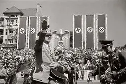 عکس / آدولف هیتلر در حال ادای احترام به نیروهای درگیر در جنگ داخلی اسپانیا در سال ۱۹۳۹