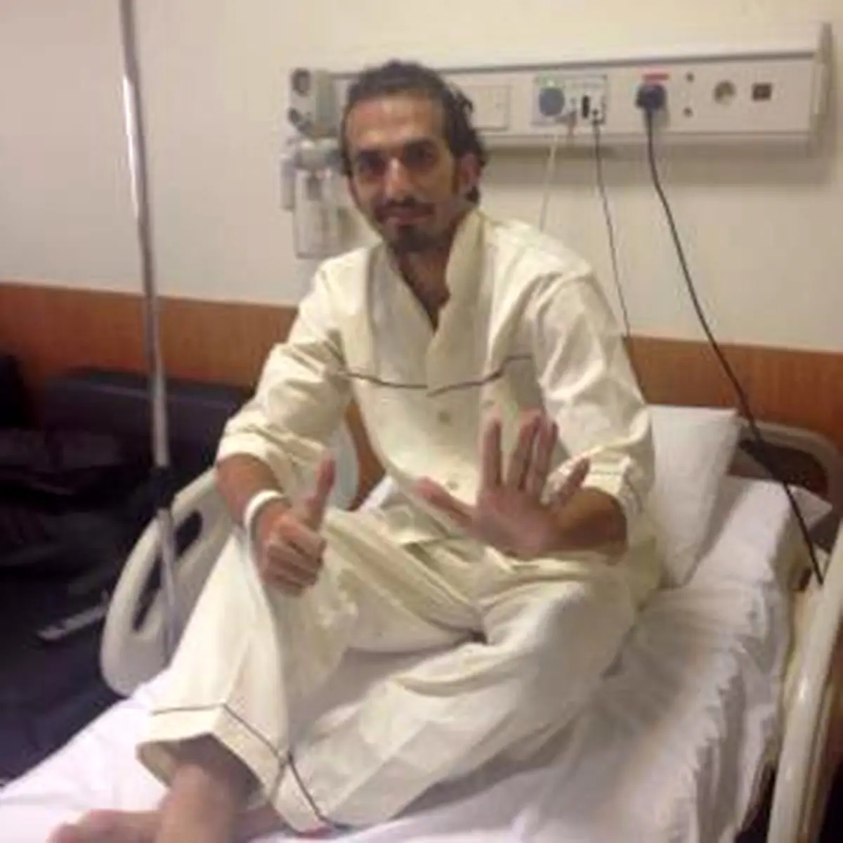 کری خوانی کاپیتان پرسپولیس برای استقلالی‌ها روی تخت بیمارستان/ عکس