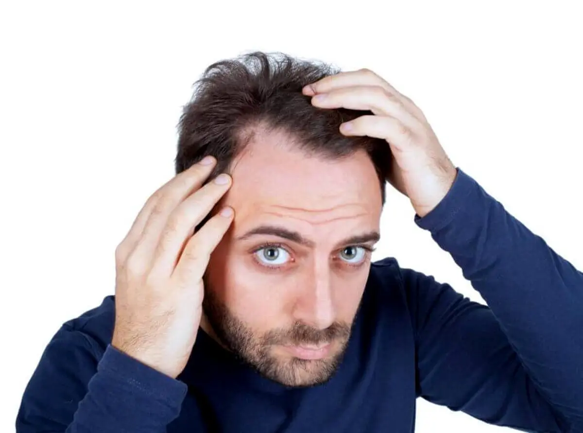 8 اشتباه رایجی که موهایتان رابه سرعت چرب می‌کند