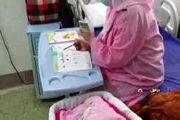 ببینید: فداکاری معلم دزفولی روی تخت بیمارستان!