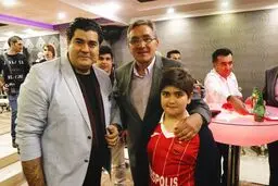 تصویری از خواننده مشهور در کنار سرمربی پرسپولیس