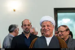 هاشمی در مراسم رونمایی از کتابش/ عکس