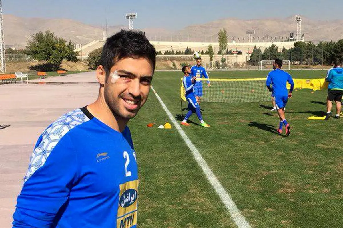 تصویری از خسرو حیدری با صورتی کبود در تمرین استقلال