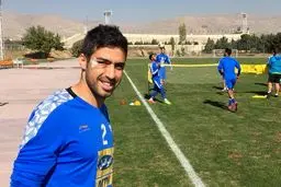تصویری از خسرو حیدری با صورتی کبود در تمرین استقلال