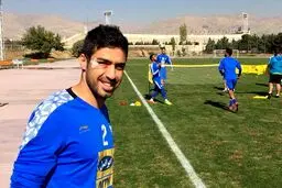 تصویری از خسرو حیدری با صورتی کبود در تمرین استقلال