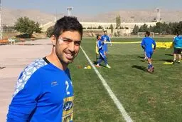 تصویری از خسرو حیدری با صورتی کبود در تمرین استقلال