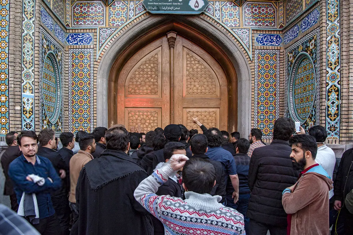 اعتراض مخالفان تعطیلی حرم حضرت معصومه(س) + عکس