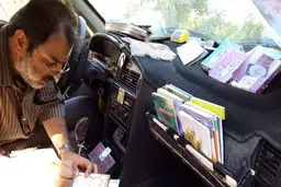 رفتار عجیب یک راننده تاکسی با مسافرانش! + عکس