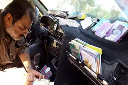 رفتار عجیب یک راننده تاکسی با مسافرانش! + عکس