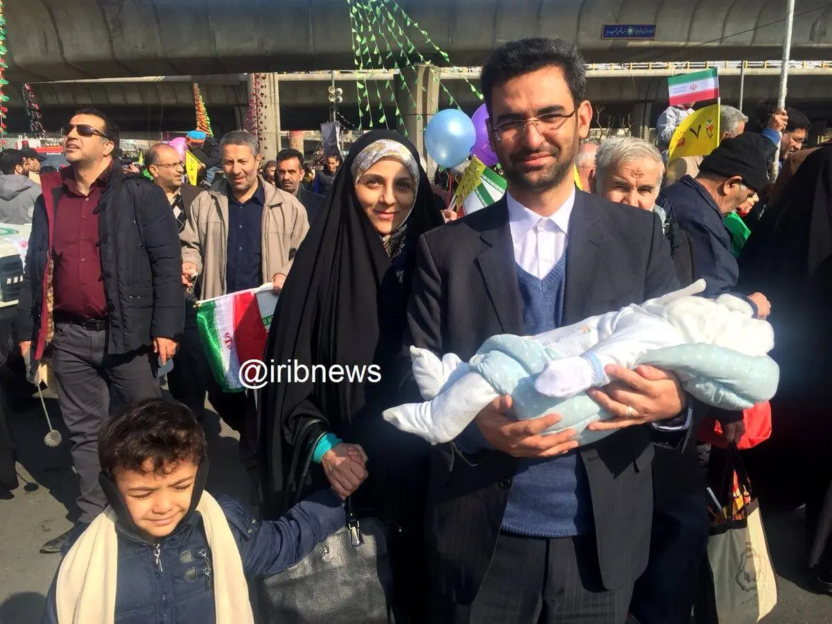 تصویری متفاوت از وزير ارتباطات همراه با خانواده در راهپيمايي 22 بهمن