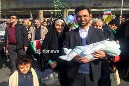 تصویری متفاوت از وزير ارتباطات همراه با خانواده در راهپيمايي 22 بهمن