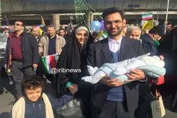 تصویری متفاوت از وزير ارتباطات همراه با خانواده در راهپيمايي 22 بهمن