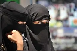 تصاویری از اعتراض زنان عربستانی به پوشش عبا
