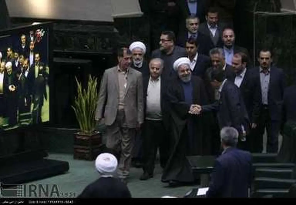 ورود روحانی به صحن علنی مجلس برای تقدیم بودجه سال 94/ تصاویر