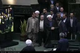 ورود روحانی به صحن علنی مجلس برای تقدیم بودجه سال 94/ تصاویر