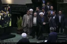 ورود روحانی به صحن علنی مجلس برای تقدیم بودجه سال 94/ تصاویر
