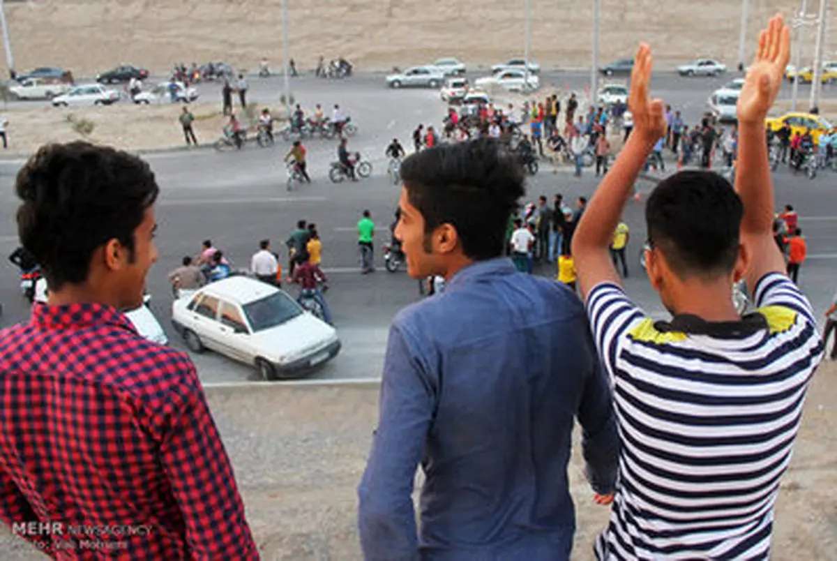 حرکات نمایشی جوانان موتورسوار بندرعباس/ تصاویر